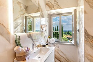 Dusj, hårføner, bidé og håndklær