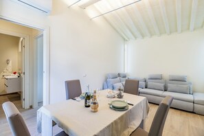Honeymoon Villa, Multiple Bedrooms, Mountainside (Villa Chimera Green 12 with Pool &) | Dining