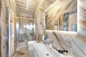 Honeymoon Villa, Multiple Bedrooms, Mountainside (Amazing Villa Chimera Green 12) | Bathroom - Amazing Villa Chimera Green 12 Pool&Gym (Arezzo)