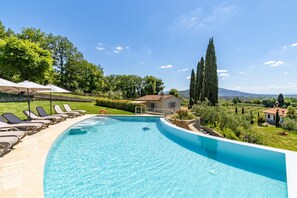 Villa til brudepar - flere soveværelser - ved bjerg (Villa Chimera Green 12 with Pool &) | Pool | Sæsonbestemt udendørs pool