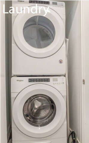 Una lavatrice e un'asciugatrice Whirlpool affiancate in una lavanderia.
