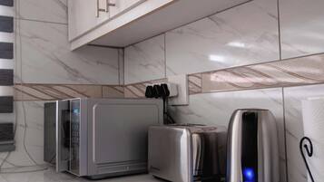 Classic-Apartment | Essbereich im Zimmer