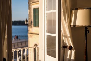 Διαμέρισμα, 1 Υπνοδωμάτιο, Μπαλκόνι, Θέα στη Θάλασσα | Περιοχή καθιστικού | Τηλεόραση με επίπεδη οθόνη 32 ιντσών με ψηφιακά κανάλια