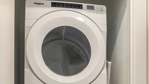 To Whirlpool vaskemaskiner stablet i et smalt rum.