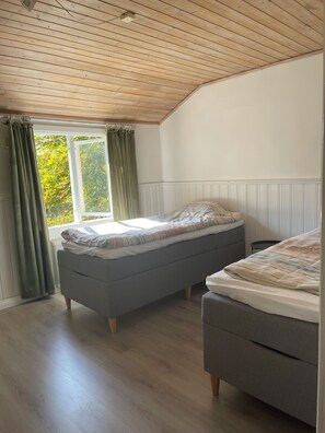 3 bedrooms, iron/ironing board, WiFi, bed sheets