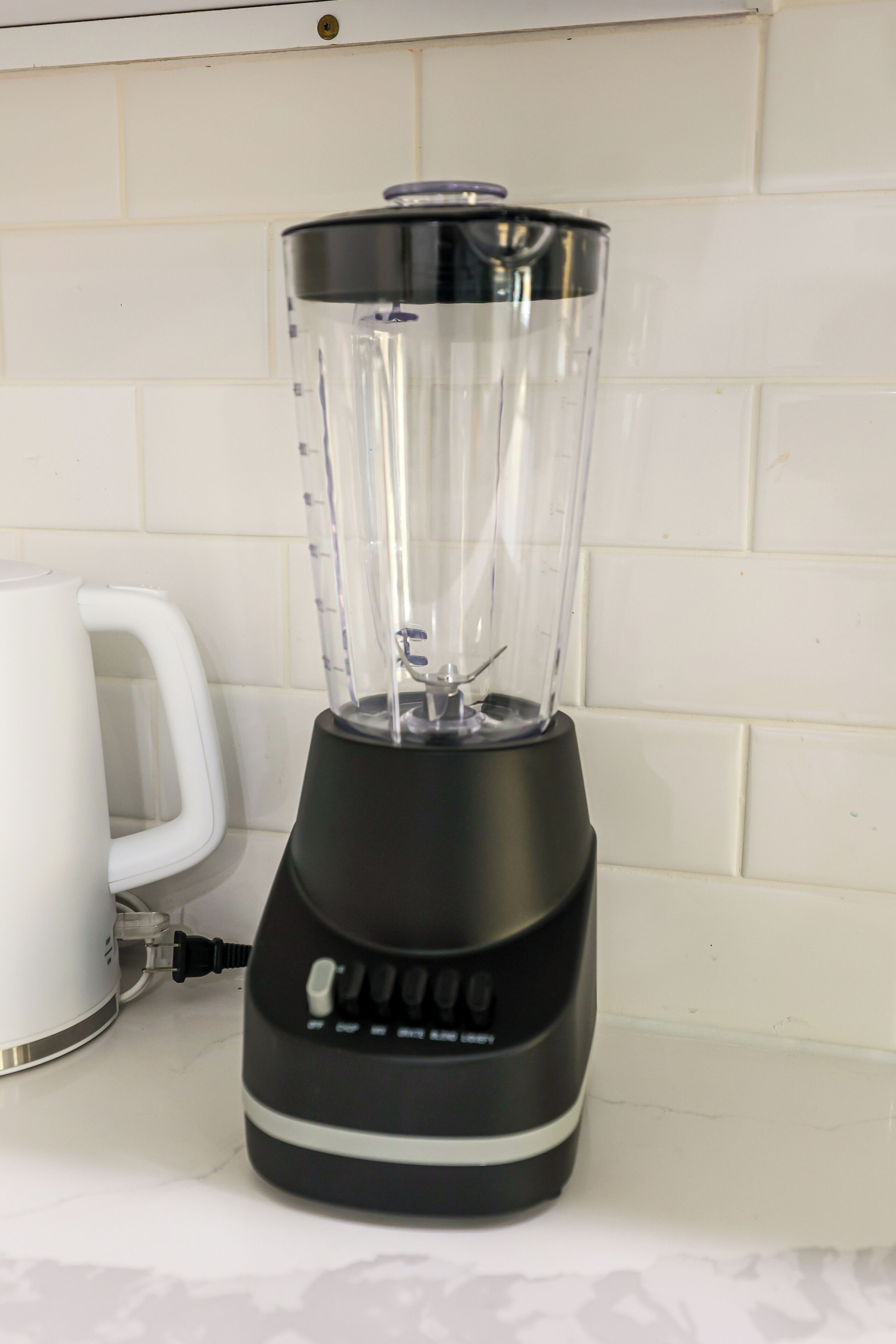 Et køkken med en blender på bordet.