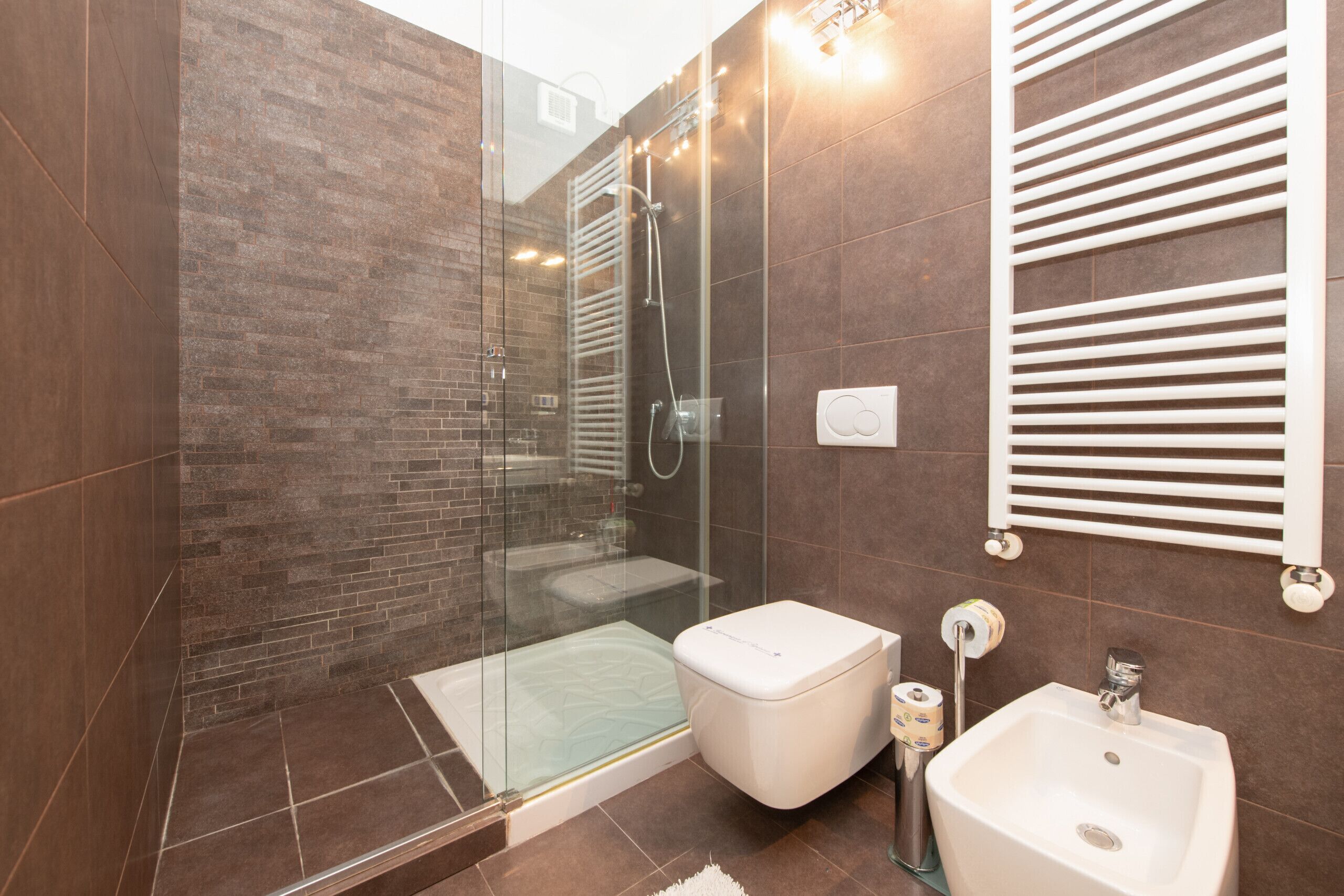 Doccia, asciugacapelli, bidet, asciugamani
