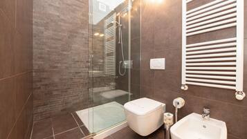 Doccia, asciugacapelli, bidet, asciugamani