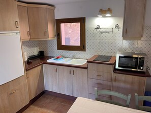 Kühlschrank, Ofen, Herdplatte, Wasserkocher mit Kaffee-/Teezubehör