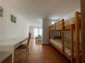 1 habitación, tabla de planchar con plancha y cuna de viaje