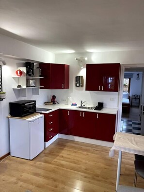 Kühlschrank, Ofen, Herdplatte, Wasserkocher mit Kaffee-/Teezubehör