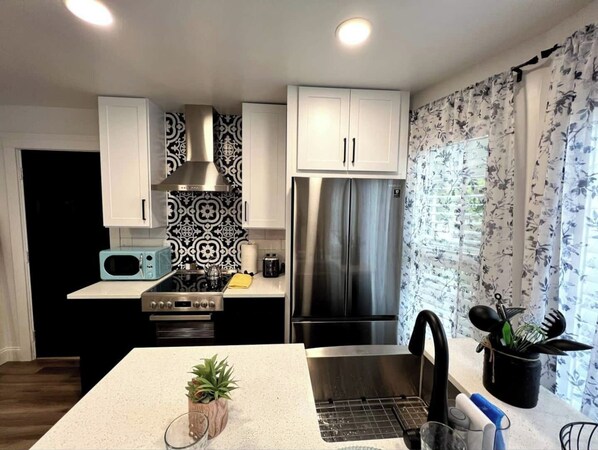 ثلاجة، ميكروويف، فرن، موقد طهي مسطح