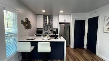 Horno, placa de cocina, lavavajillas y cafetera o tetera