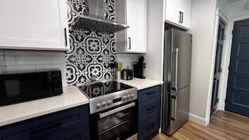 Horno, parrilla de estufa, lavavajillas y cafetera y tetera