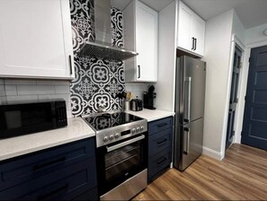 Oven, stovetop, dishwasher, coffee/tea maker - Amazing location just min 2 dntn Sacred Heart (Spokane)