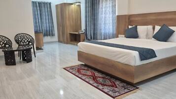 5 bedrooms, WiFi, bed sheets