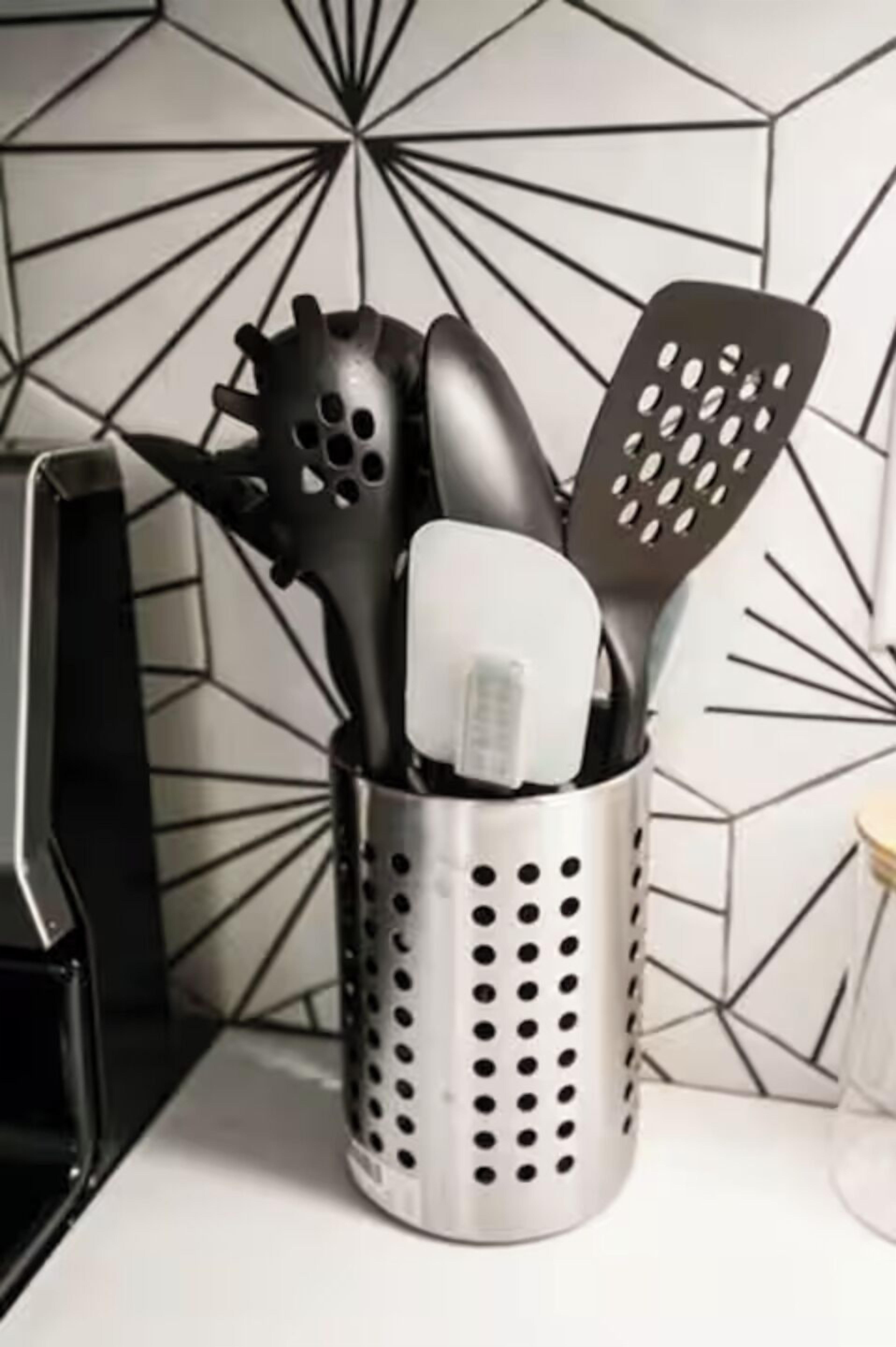 A kitchen utensil holder with various utensils.