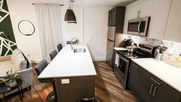 Kjøleskap, mikrobølgeovn, ovn og kokeplater