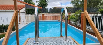 Casa Azul, breathes tranquility with swimming pool, barbecue and a large garden.