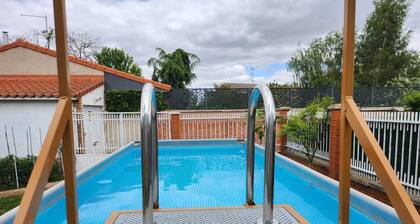 Casa Azul, breathes tranquility with swimming pool, barbecue and a large garden.