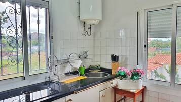 Jääkaappi, mikroaaltouuni, uuni, liesi