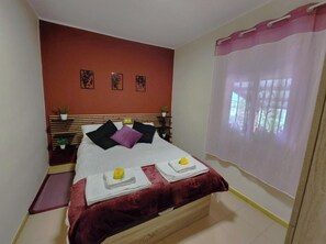 2 bedrooms, desk, free WiFi, bed sheets