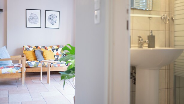 Uma casa de banho moderna com uma pia e espelho.