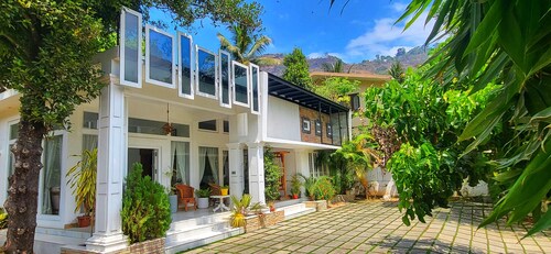 Charming 2-bedroom villa with WiFi, AC in picturesque Munnar
