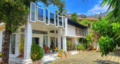 Charming 2-bedroom villa with WiFi, AC in picturesque Munnar