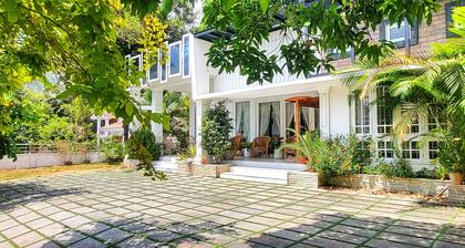 Charming 2-bedroom villa with WiFi, AC in picturesque Munnar