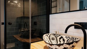 Lägenhet (10) | Badrum | Dusch och handdukar