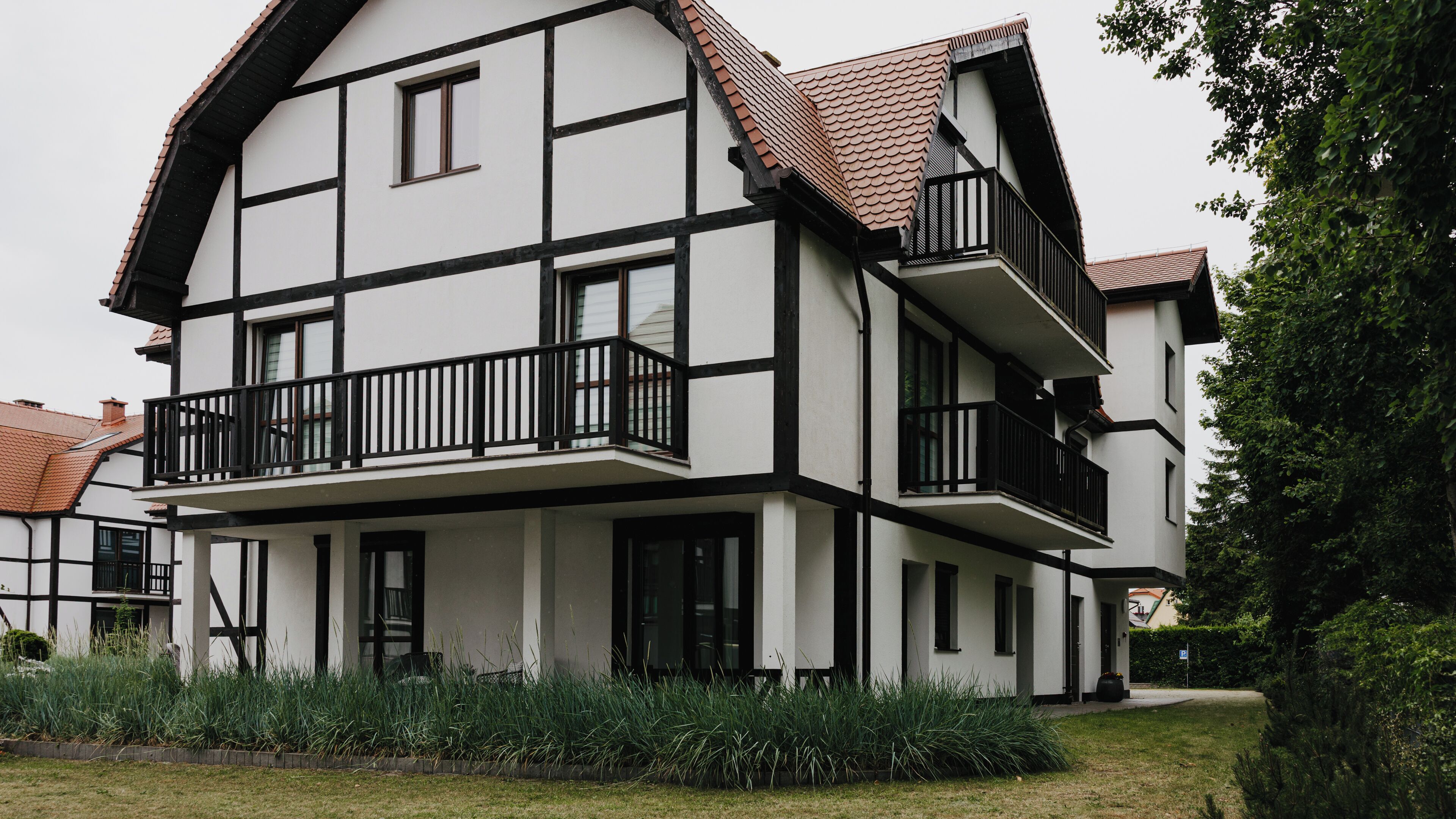 Ein zweistöckiges Gebäude mit einem Balkon im Obergeschoss.