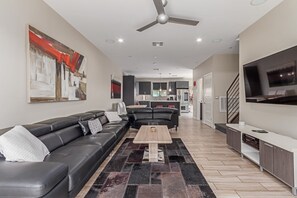 Een smart-tv en een stereo