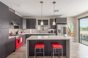 Réfrigérateur, micro-ondes, four, plaque de cuisson