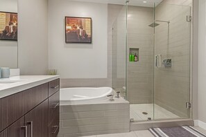 Douche, sèche-cheveux, serviettes fournies