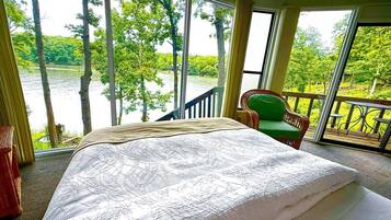 2 habitaciones, escritorio y tabla de planchar con plancha