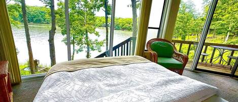 2 slaapkamers, een bureau, een strijkplank/strijkijzer, reisbedje