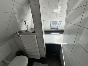 Dusj, hårføner, håndklær og såpe