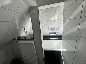 Dusj, hårføner, håndklær og såpe