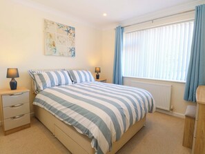 2 Schlafzimmer, individuell dekoriert, individuell eingerichtet