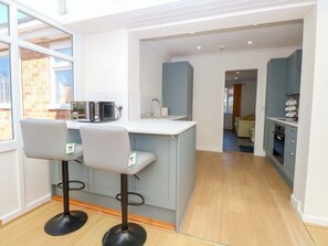 Dishwasher, cookware/dishes/utensils - Bankside Cottage (King's Lynn)