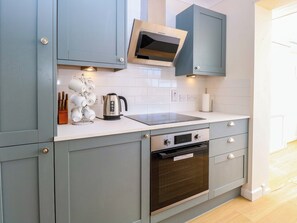 Dishwasher, cookware/dishes/utensils - Bankside Cottage (King's Lynn)