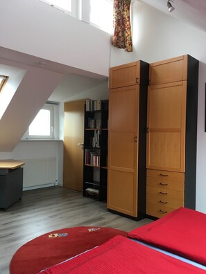 1 habitación, escritorio, wifi y ropa de cama