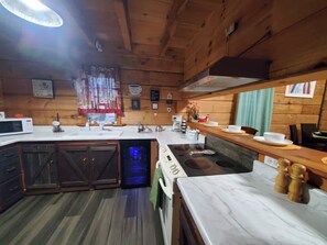 Kühlschrank, Mikrowelle, Wasserkocher mit Kaffee-/Teezubehör, Toaster