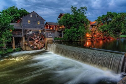 The Outdoor Oasis –You Get $1089 Attraction Tickets per paid day, Dollywood Inc