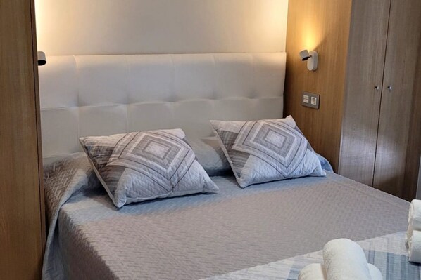 2 bedrooms, iron/ironing board, travel cot