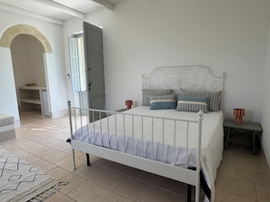 4 bedrooms, desk, iron/ironing board, free WiFi