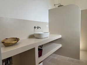 Dutxa, assecador de cabells, bidet i tovalloles 