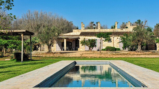 A stone building with a swimming pool, surrounded by greenery and trees. - Pool, relax, and Olives at Masseria Don Tommaso and its guesthouse (Specchia)