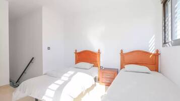 2 dormitorios, tabla de planchar con plancha, wifi y ropa de cama